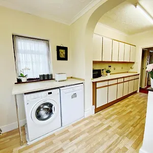 https://house-sleeps-9-with-parking-spaces.cambridgehotelsuk.com